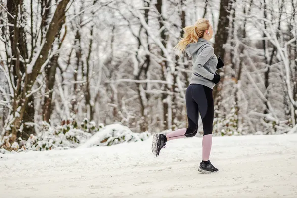 Vista Posteriore Della Vestibilità Sportiva Sottile Che Corre Nella Natura — Foto Stock