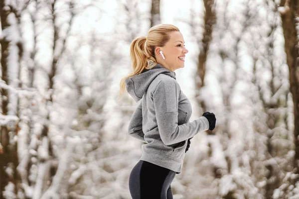 Sportswoman Che Jogging Nella Natura Alla Giornata Invernale Nevosa Stile — Foto Stock
