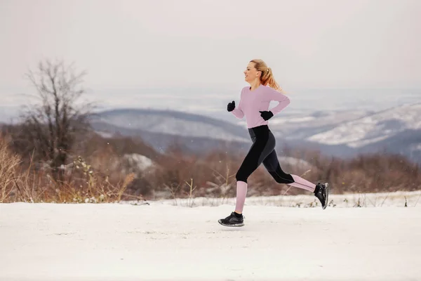 눈내리는 겨울날 속에서 달리는 스포츠 스포츠 — 스톡 사진