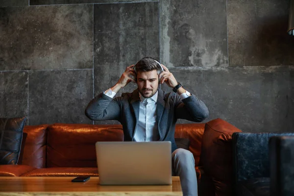 Empresario Sentado Sofá Poniéndose Auriculares Está Preparando Para Conferencia Telefónica — Foto de Stock