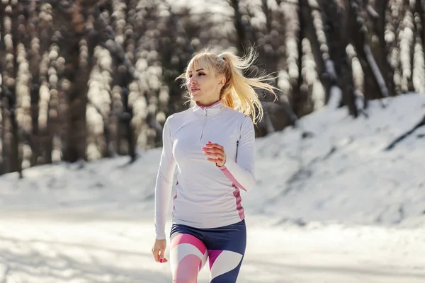 Forma Sportiva Che Jogging Nella Natura Giorno Invernale Nevoso Cardio — Foto Stock