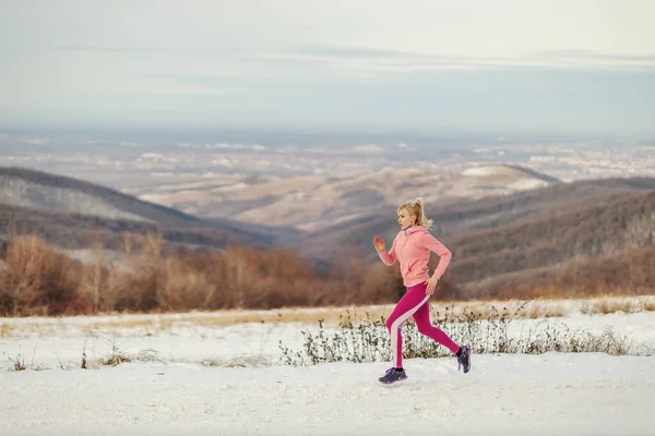 Sportiva Forma Correre Nella Natura Una Giornata Invernale Innevata Sane — Foto Stock