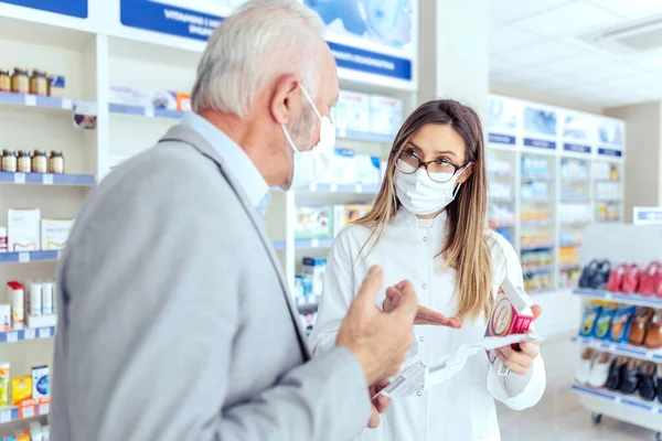 Help Pharmacist Female Pharmacist Glasses Holds Medicine Boxes Instructions Use — Stock Photo, Image
