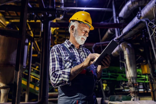 Old Worker Working Uniform Standing Factory Using Tablet Old Man — Stock Photo, Image