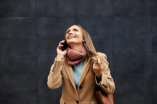 Happy Young Fashionable Woman Standing Outdoors Warm Outfit Having Phone — Stock fotografie