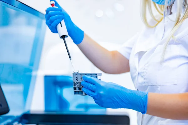 Förbereder Blodprov Ett Labb Sjuksköterska Ett Laboratorium Sätter Reagenser Provrör — Stockfoto