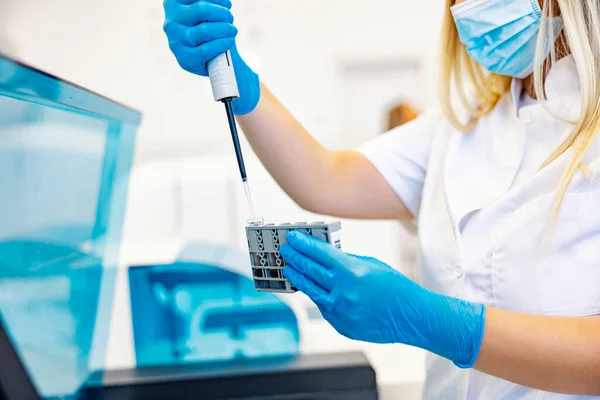 Egy Nővér Vérmintákat Tesztel Egy Nővér Áll Laborban Vérmintákat Tart — Stock Fotó
