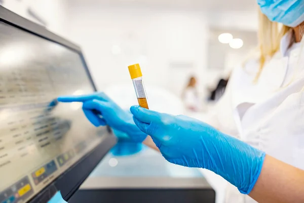 Een Verpleegster Met Een Masker Haar Gezicht Met Steriele Handschoenen — Stockfoto