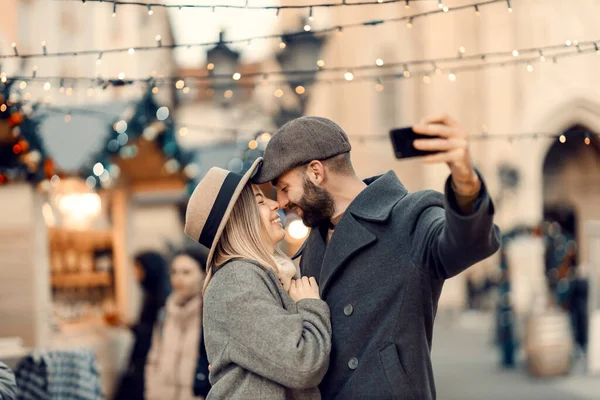 Romantiska Julälskare Kramas Utomhus Och Selfies Ett Ungt Lyckligt Gift — Stockfoto