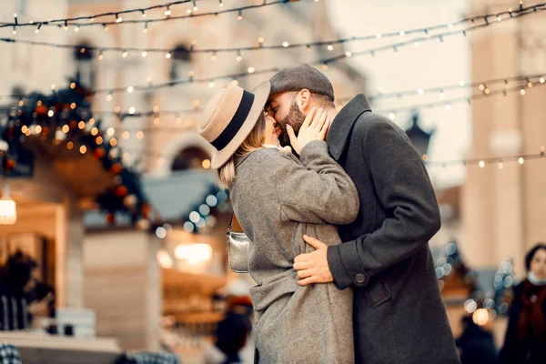 Una Pareja Navidad Besándose Calle Joven Pareja Cariñosa Besándose Tiernamente — Foto de Stock