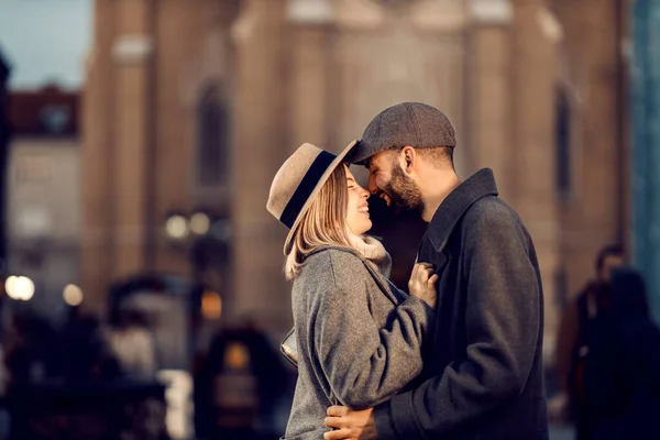 Romantik Çift Dışarıda Kucaklaşıyor Sokakta Birbirine Aşık Genç Bir Çift — Stok fotoğraf