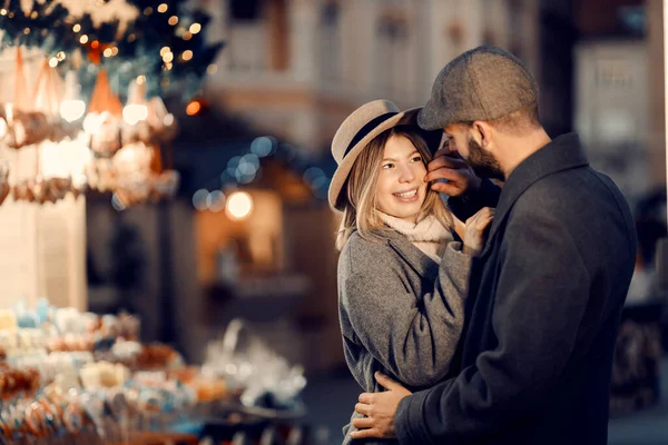 Kerstmis Echtgenoten Knuffelen Buiten Oudejaarsavond Een Jong Teder Paar Buiten — Stockfoto