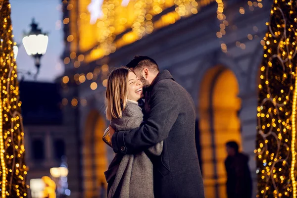 Julfolk Kramas Gatan Nyår Ett Lyckligt Par Som Står Gatan — Stockfoto