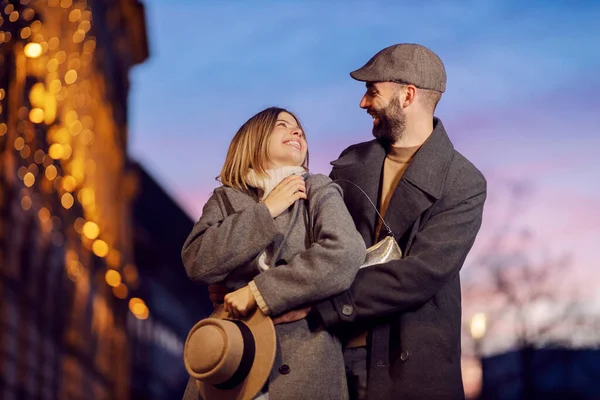 Casal Romântico Sorrindo Rua Jovem Casal Feliz Está Rua Amanhecer — Fotografia de Stock