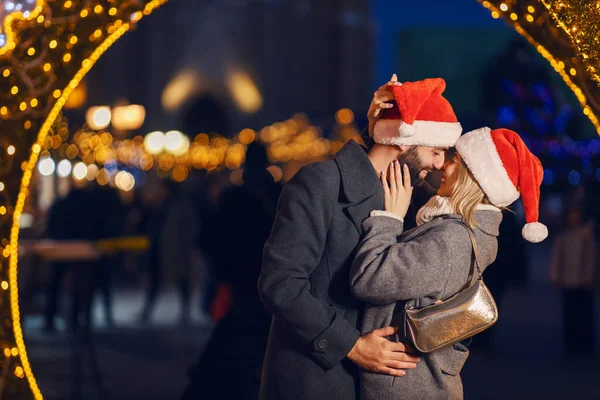 Yeni Yıl Arifesinde Dışarıda Öpüşen Romantik Bir Noel Çifti Noel — Stok fotoğraf