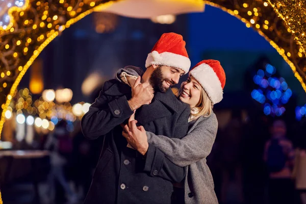 Romantik Noel Insanları Yeni Yıl Arifesinde Dışarıda Kucaklaşıyorlar Noel Baba — Stok fotoğraf