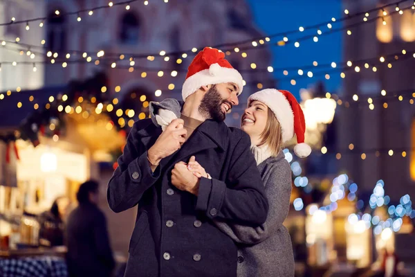 Cônjuges Natal Que Abraçam Rua Ano Novo Jovem Casal Feliz — Fotografia de Stock