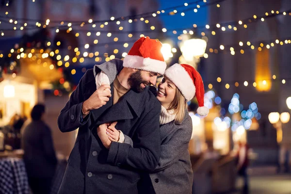 Romantik Noel Çifti Yeni Yıl Arifesinde Dışarıda Kucaklaşıyor Noel Baba — Stok fotoğraf