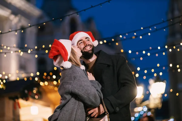 Noel Arifesinde Sokakta Öpüşen Noel Insanları Aşık Bir Kadın Yeni — Stok fotoğraf