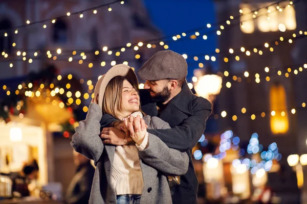 Vánoční Milenci Usmívají Objímají Ulici Silvestra Šťastný Mladý Zamilovaný Pár — Stock fotografie