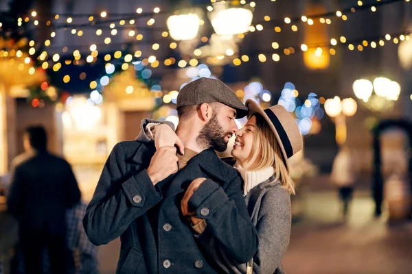 Liefdevolle Kerstliefhebbers Knuffelen Buiten Kerstavond Liefdevolle Jonge Geliefden Staan Straat — Stockfoto