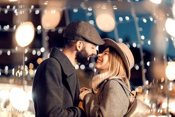 Amantes Natal Beijando Livre Véspera Ano Novo Jovem Casal Feliz — Fotografia de Stock