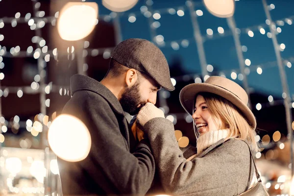 Romantische Kerstliefhebbers Hebben Romantiek Kerstavond Een Jongeman Die Buiten Staat — Stockfoto