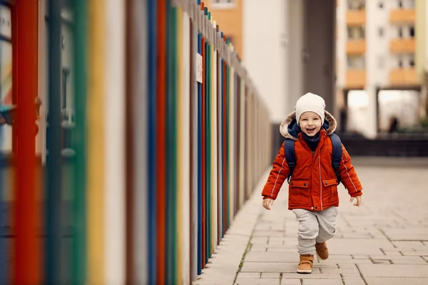 Garçon Maternelle Revenant Maternelle Courant Petit Garçon Mignon Heureux Courant — Photo