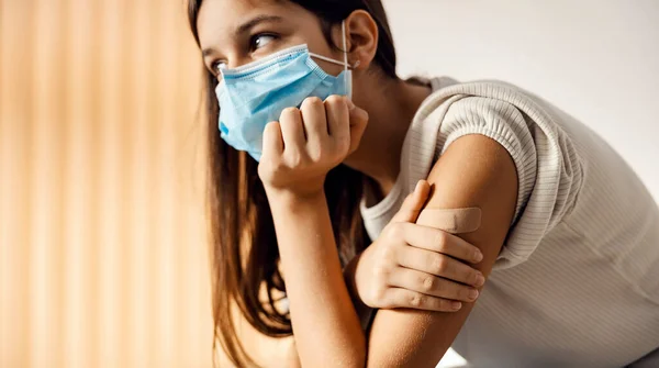 Immunization Disease Prevention Concept Young Girl Face Mask Holding Her — Stock Photo, Image