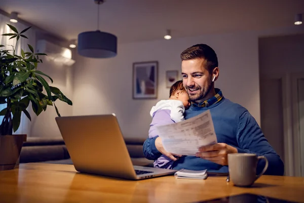 Paternité Affaires Éloignées Jeune Papa Heureux Travaille Maison Tient Petite — Photo