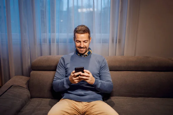 Telekomunikasi Dan Jaringan Seorang Pemuda Yang Bahagia Duduk Sofa Ruang — Stok Foto