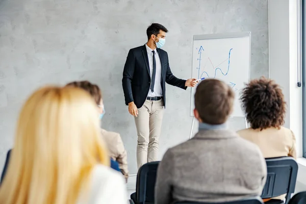 Presentazione Economista Seminario Istruzione Giovane Economista Che Tiene Discorso Piedi — Foto Stock