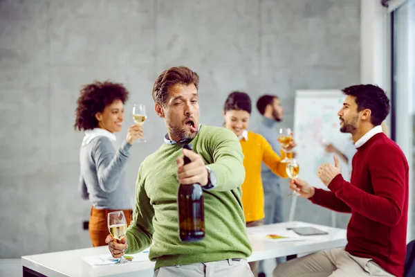 Empresario Borracho Celebrando Trabajo Hombre Negocios Borracho Borracho Pie Oficina — Foto de Stock