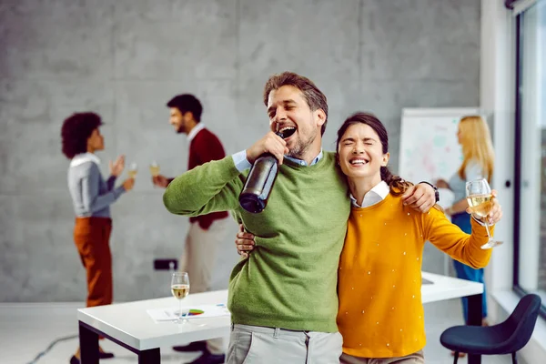 Promoción Celebración Oficina Los Colegas Borrachos Sostienen Champán Abrazan Cantan — Foto de Stock