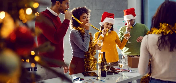 Celebración Año Nuevo Navidad Pequeño Grupo Amigos Multiculturales Pie Oficina — Foto de Stock