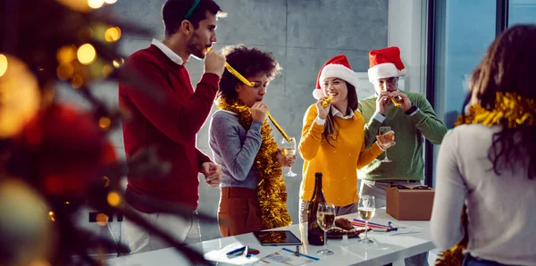 Gente Negocios Celebra Año Nuevo Pequeño Grupo Multicultural Amigos Pie — Foto de Stock