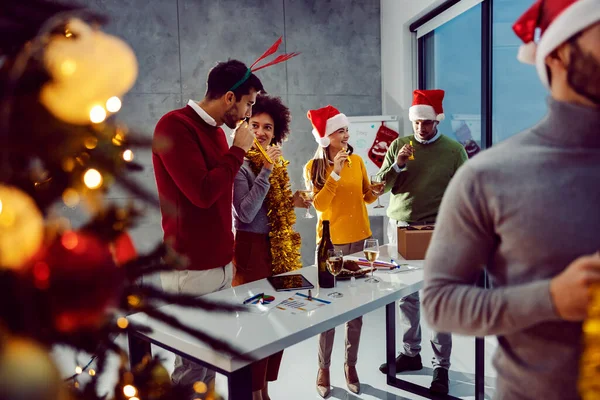 Nochevieja Bufete Corporativo Grupo Empresarios Pie Oficina Celebrando Año Nuevo — Foto de Stock