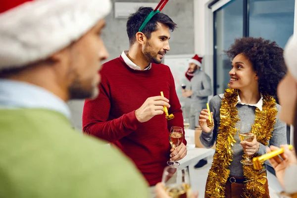 新年とクリスマスのお祝い 室内に立ち 新年を祝うシャンパングラスを持つ多文化の友人のグループ — ストック写真