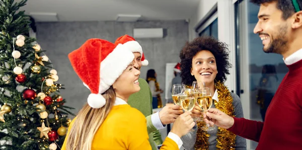 Nyårs Och Julfirande Mångkulturell Grupp Kollegor Som Står Styrelserummet Och — Stockfoto