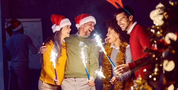 Celebración Año Nuevo Pequeño Grupo Amigos Pie Interior Oscuridad Medianoche — Foto de Stock