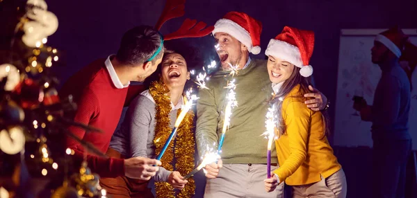 Amor Fiesta Nochevieja Pequeño Grupo Amigos Multiculturales Pie Oscuridad Medianoche — Foto de Stock