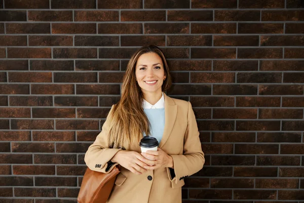 Een Gelukkige Vrouw Met Lang Haar Een Warme Outfit Leunend — Stockfoto