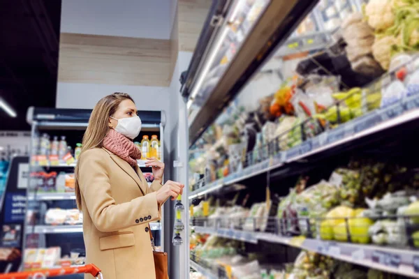 Young Woman Standing Store Choosing Groceries She Has Mask You — Foto Stock