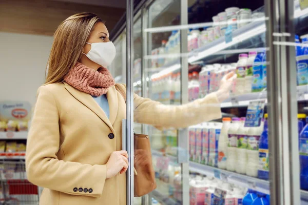 Una Mujer Con Mascarilla Toma Leche Fresca Nevera Tienda Mujer —  Fotos de Stock