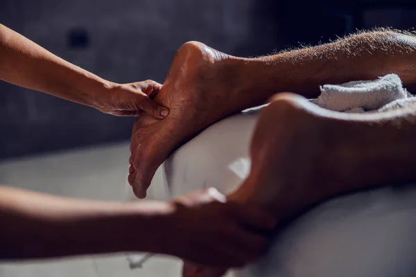 Close Masseuse Massaging Man Feet Relaxing Recharging Spa Center Feet — стоковое фото