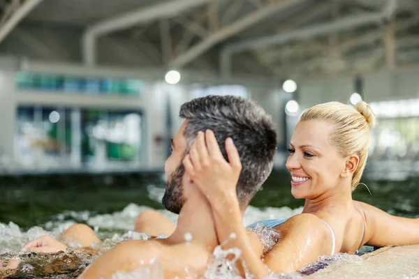 Gülümseyen Sarışın Bir Kadın Havuzda Sevgili Erkek Arkadaşıyla Birlikte Kaplıcada — Stok fotoğraf