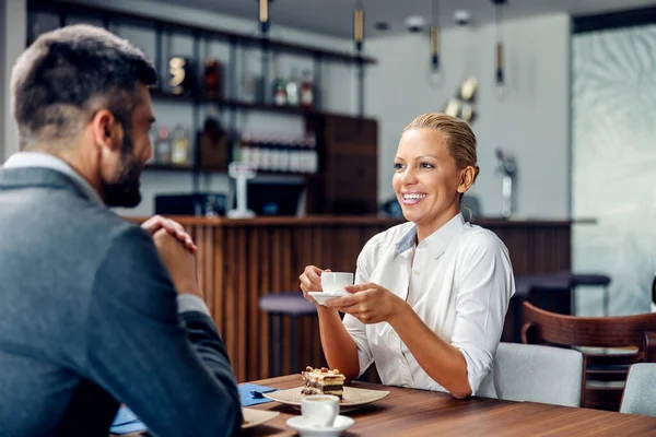 Una Mujer Elegante Está Sentada Restaurante Con Novio Tomando Café — Foto de Stock