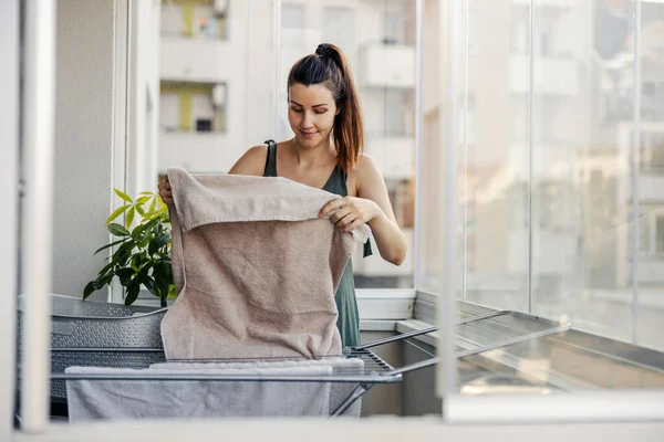 Çamaşırları Balkona Yığmak Yaymak Işlerini Kadın Yapıyor Günlük Yeşil Giysiler — Stok fotoğraf