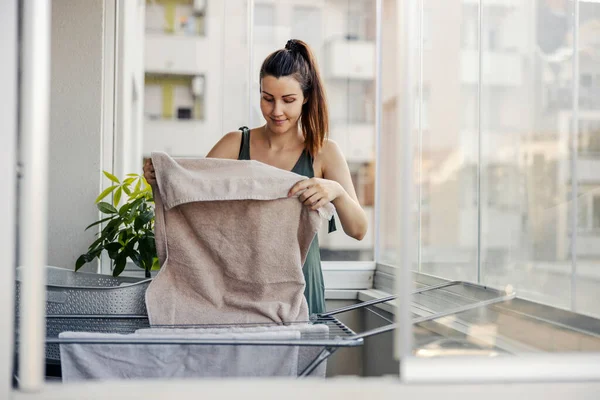 Impilare Stendere Bucato Sul Balcone Donna Faccende Domestiche Una Donna — Foto Stock