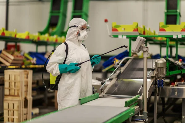 Preventieve Geïsoleerde Biologische Fabriek Verfrist Reinigt Een Toegewijde Expert Een — Stockfoto